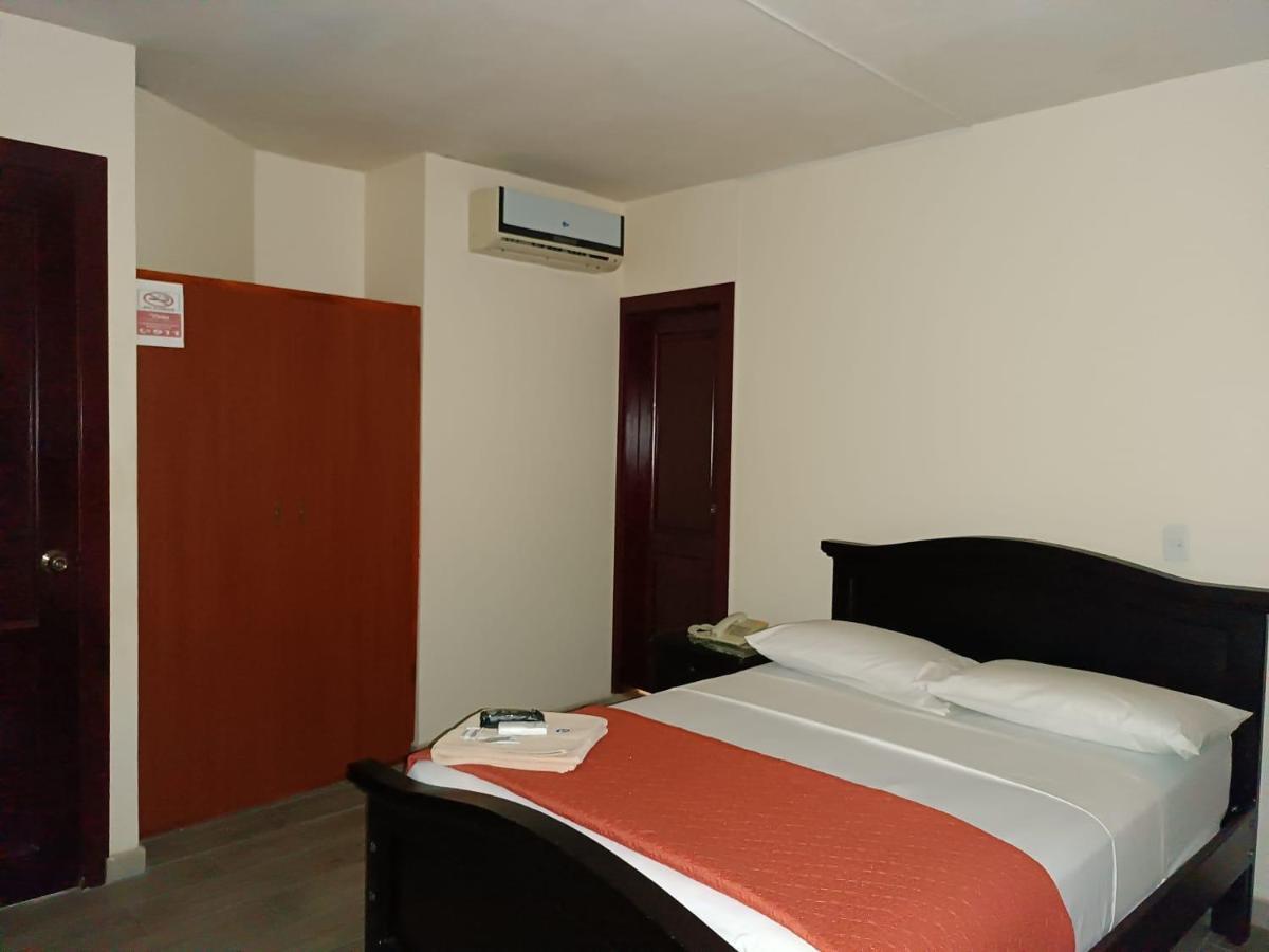 Hotel Quezada Hermanos Santo Domingo de los Colorados Bagian luar foto