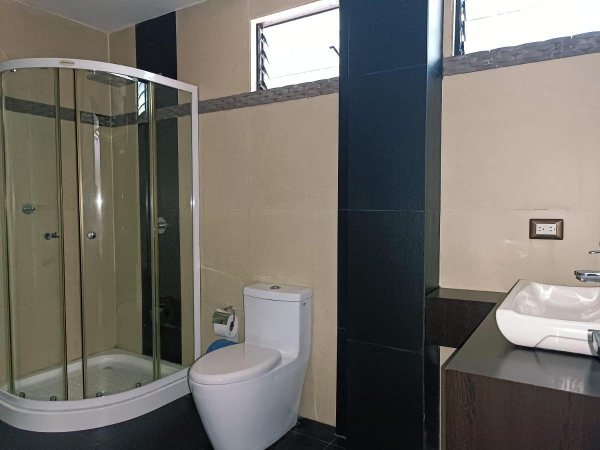 Hotel Quezada Hermanos Santo Domingo de los Colorados Bagian luar foto